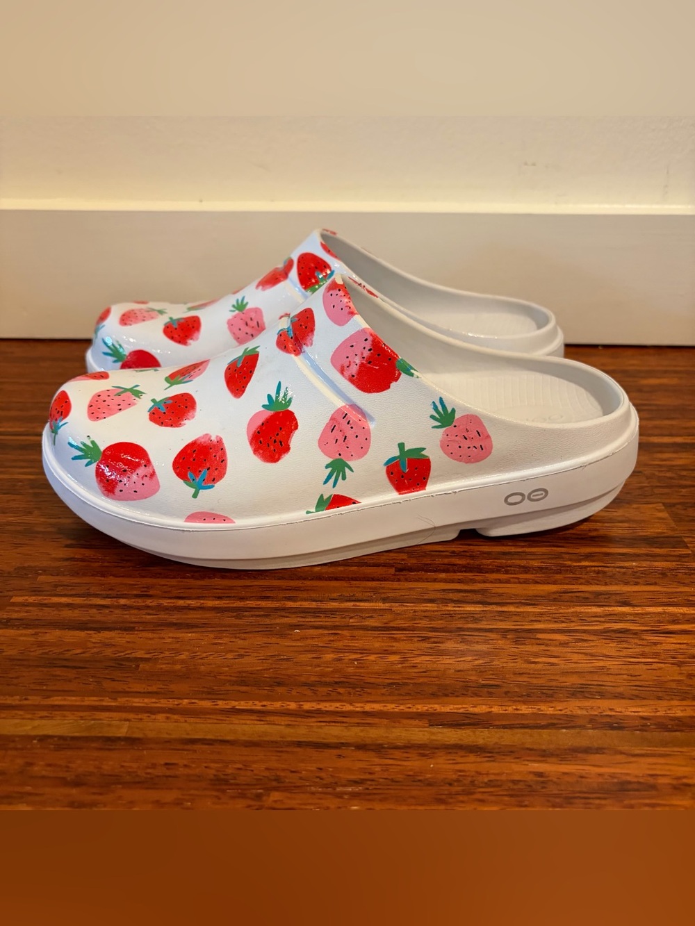 Rare OOFOS OOcloog Strawberry Print Recovery Clogs - Women’s 9